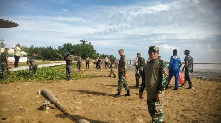 Lagi, TNI-Polri Turun Tangan Bersihkan Pantai Wailola SBT