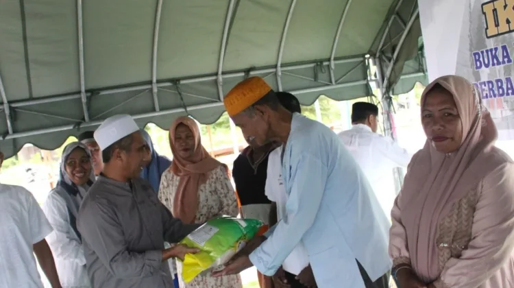 IKAPTK SBT Berbagi Paket Sembako di Kampung Ramadan Wailola Bula
