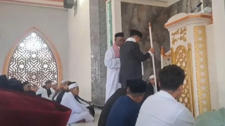 Bupati Fachri Alkatiri Jadi Khatib Shalat Ied di Masjid Jami Bula