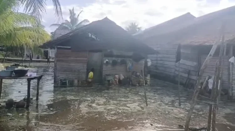 Banjir Rob Rendam Permukiman Warga Solan SBT, Enam Rumah Terdampak