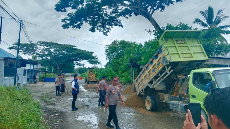Warga Bersyukur Polres SBT Perbaiki Jalan Rusak Depan Bengkel Lakudo Kota Bula