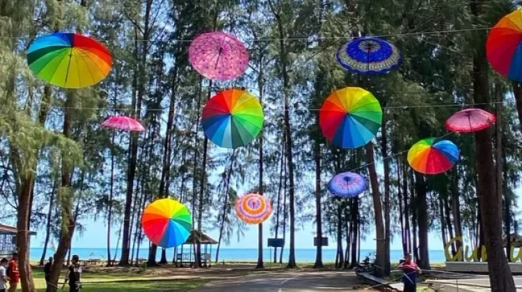 Pantai Gumumae Bula Dipercantik, Dinas Pariwisata SBT Pasang Payung Warna-warni