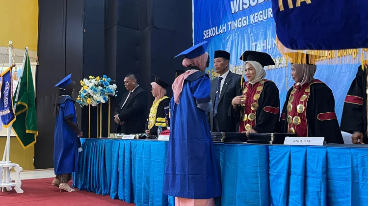 Pesan Bupati Fachri Kepada 53 Lulusan STKIP Ita Wotu Nusa
