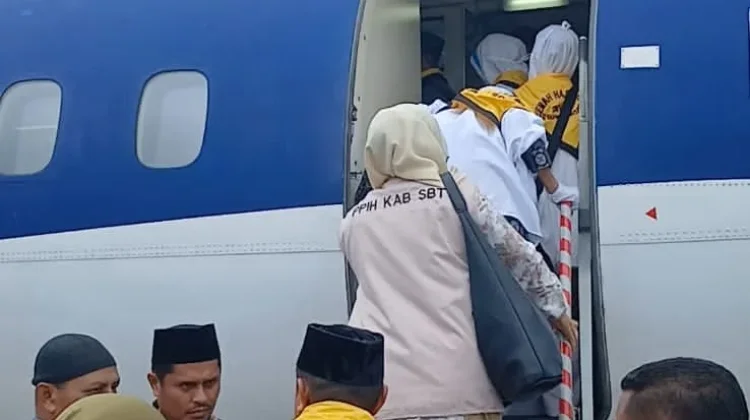 Sembilan Jemaah Calon Haji SBT Diberangkatkan menuju Tanah Suci