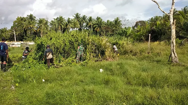 Prajurit TNI Kerja Bakti di Desa Belis SBT, Pererat Kemanunggalan dengan Rakyat