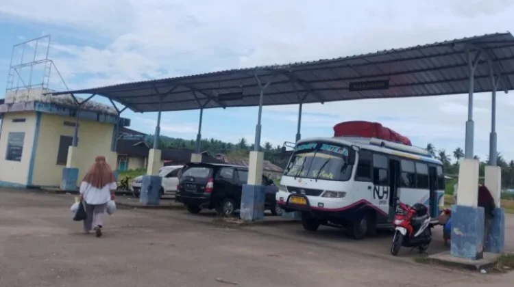Bus Antarkota Mulai Masuk-Keluar Terminal Bula SBT