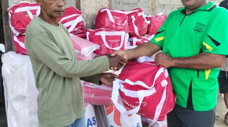 Belasan Kepala Keluarga Korban Banjir Teluk Waru SBT Akhirnya Terima Bantuan