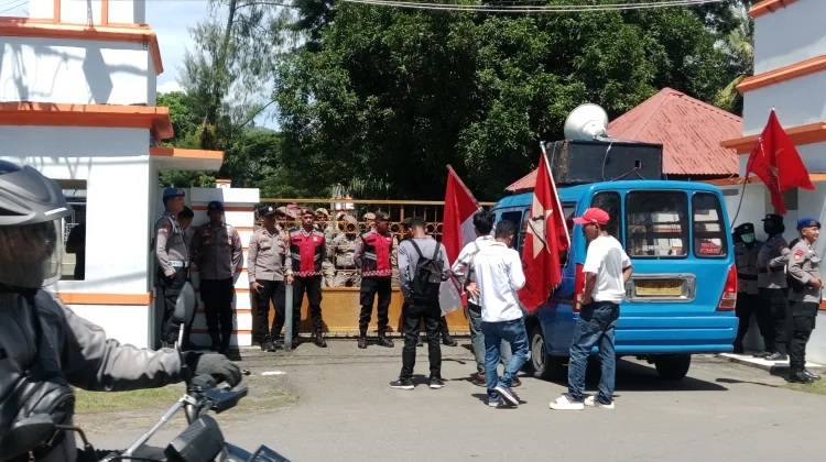 Demo di Kantor Bupati, LMND Kembali Desak Plt Kadinkes SBT Dicopot