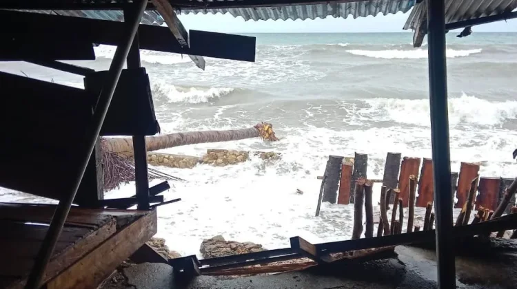 Gelombang Tinggi Terjang Desa Aruan Gaur SBT, Tiga Rumah Rusak Parah