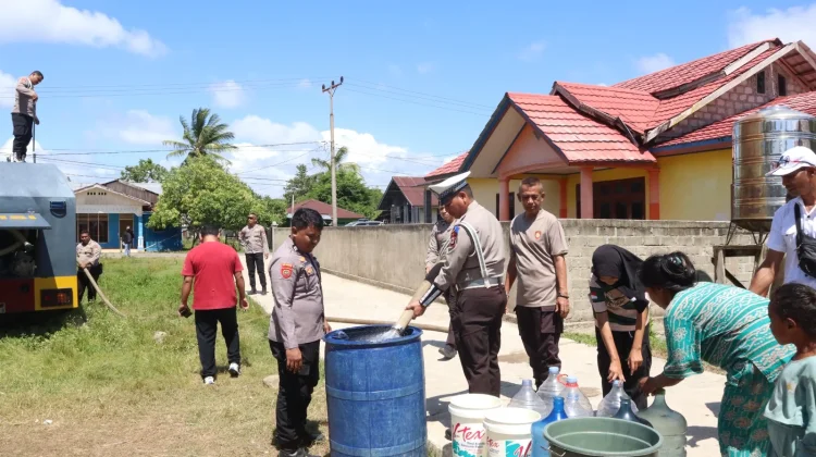 Polres SBT Salurkan Air Bersih untuk Warga Bula Terdampak Kekeringan