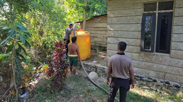 Brimob Salurkan Air Bersih untuk Warga Terdampak Kekeringan di Bula SBT