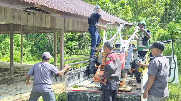 Tak Tersentuh 20 Tahun, Petani Trans Waikudal SBT Akhirnya Terima Bantuan Alsintan