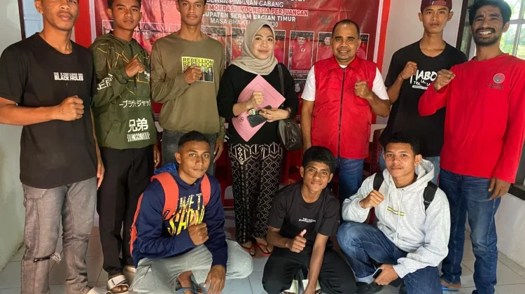 PDIP SBT Kirim 10 Pesepakbola Muda ke Turnamen Soekarno Cup Tingkat Provinsi