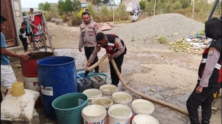 Terdampak Kemarau, Polres SBT Bantu Warga Engglas Atasi Krisis Air Bersih