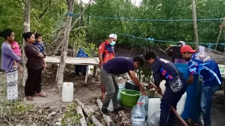 Damkar & Polisi Salurkan Air Bersih bagi Warga Terdampak Kekeringan di SBT