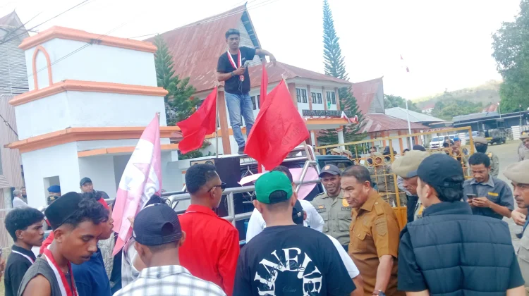 Mahasiswa Demo di Kantor Bupati SBT, Desak Transparansi Soal Gaji PPPK Paruh Waktu
