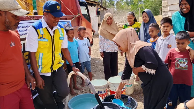 Kekeringan di Bula, BWS Maluku Distribusi Air Bersih ke Warga