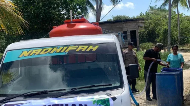 Krisis Air Bersih, Pemerintah Negeri Bula Distribusi Bantuan Air ke Warga