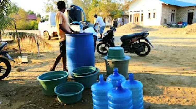 Anggota DPR RI Alimudin Kolatlena Salurkan Bantuan Air Bersih untuk Warga Bula