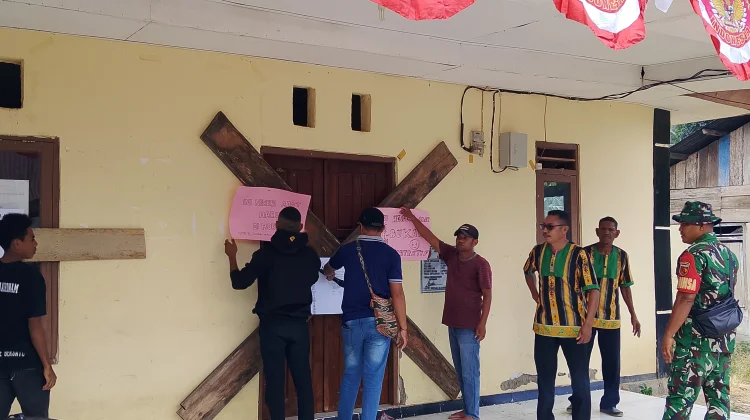 Tolak Penjabat, Saniri & Warga Aketernate Palang Kantor Negeri