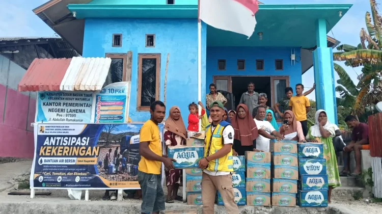 HUT RI ke-81, BWS Maluku Bagi Air Kemasan ke Warga Lahema Terdampak Krisis Air Bersih