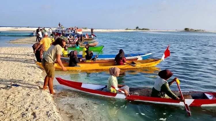 Semarak HUT Ke-81 RI di Geser SBT, Belasan Perahu Meriahkan Lomba Dayung Wanita