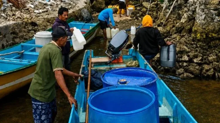 Dampak Kekeringan, Warga Kefing SBT Seberangi Laut 7 Km Ambil Air Bersih