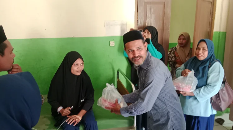 Baznas SBT Bagikan Puluhan Paket Buah untuk Pasien RSUD Bula