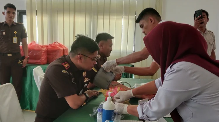 Peringati Hari Kejaksaan ke-81, Kejari SBT Gelar Donor Darah dan Berbagi Sembako
