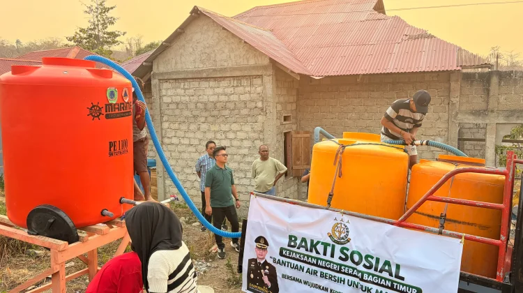 Kejari SBT Salurkan 4.000 Liter Air Bersih untuk Warga Bula