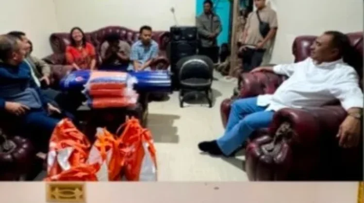 Bupati SBT Sambangi Korban Kebakaran di Desa Sesar, Langsung Salurkan Bansos