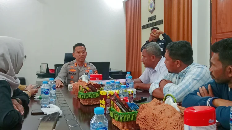 Hari Pertama Jadi Kapolres SBT, AKBP Ricky Temu Wartawan