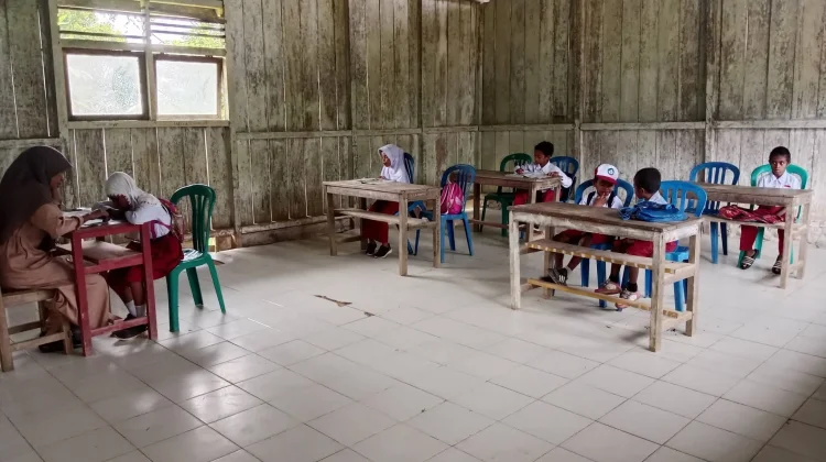 Fasilitas Memprihatinkan, Semangat Belajar Siswa SD 6 Tutuktolo Tetap Menyala