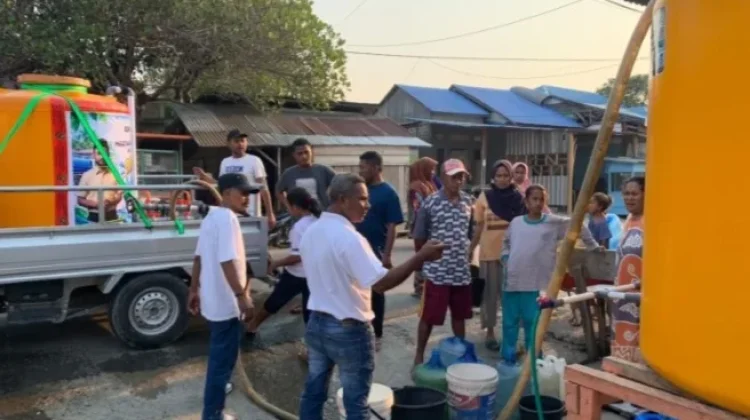 PWI SBT Gandeng Tokoh Masyarakat Salurkan 5.500 Liter Air Bersih ke Warga Bula