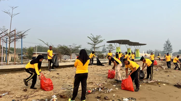 Gerakan Indonesia Asri, Polres SBT Bersihkan Pantai Wailola