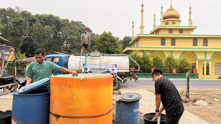 Lagi, Kejati Maluku & Kejari SBT Salurkan Puluhan Ribu Liter Bantuan Air Bersih