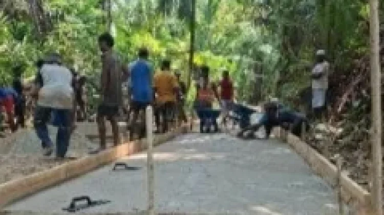 Pemdes Bitorik Kilmury SBT Lanjutkan Pembangunan Jalan Tani 450 Meter