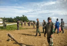 Lagi, TNI-Polri Turun Tangan Bersihkan Pantai Wailola SBT