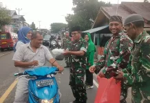 Koramil Bula Bagikan Ratusan Paket Takjil Ramadan ke Pelintas Jalan