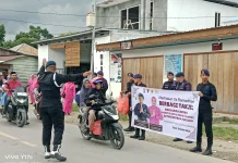 Personel Brimob Polda Maluku Berbagi Takjil di Bula