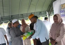 IKAPTK SBT Berbagi Paket Sembako di Kampung Ramadan Wailola Bula