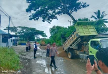 Warga Bersyukur Polres SBT Perbaiki Jalan Rusak Depan Bengkel Lakudo Kota Bula
