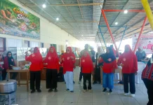 PDIP SBT Gelar Lomba Gulung Papeda Peringati Hari Kartini