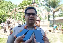 Polres SBT Bedah Rumah Keluarga 8 Anak di Bula, Pemilik Rumah Menangis Haru