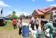 Polres SBT Salurkan Air Bersih untuk Warga Bula Terdampak Kekeringan