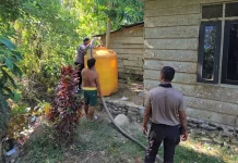 Brimob Salurkan Air Bersih untuk Warga Terdampak Kekeringan di Bula SBT