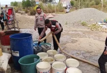 Terdampak Kemarau, Polres SBT Bantu Warga Engglas Atasi Krisis Air Bersih