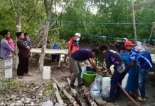 Damkar & Polisi Salurkan Air Bersih bagi Warga Terdampak Kekeringan di SBT