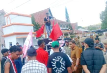 Mahasiswa Demo di Kantor Bupati SBT, Desak Transparansi Soal Gaji PPPK Paruh Waktu