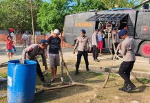 Brimob Polda Maluku Ikut Salurkan Air Bersih untuk Warga SBT Terdampak Kekeringan